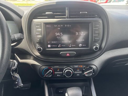Used 2025 Kia Soul LX w/ LX Technology Package FWD image 17