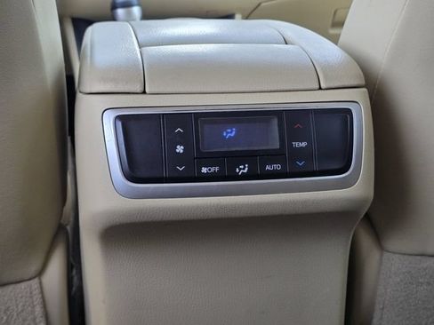 Used 2019 Toyota Highlander XLE FWD image 18