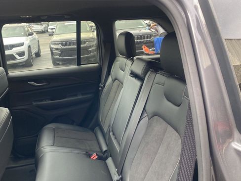 Used 2025 Jeep Grand Cherokee Altitude image 10