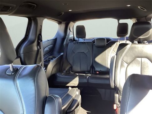 Used 2020 Chrysler Pacifica Touring-L image 16