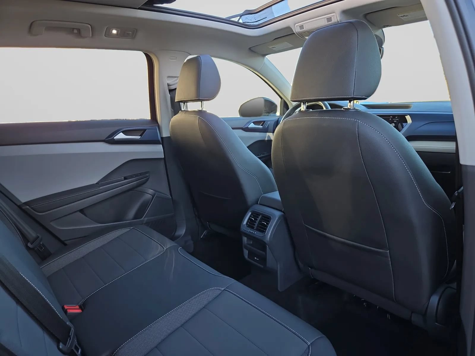 Used 2024 Volkswagen Taos SE w/ Panoramic Sunroof Package FWD image 30