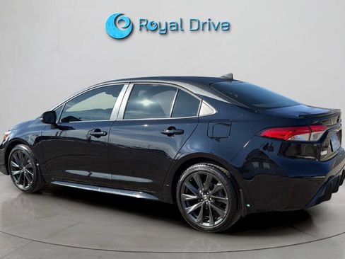 Used 2025 Toyota Corolla SE image 3