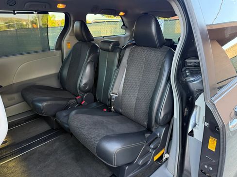 Used 2014 Toyota Sienna SE FWD image 18