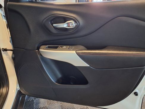 Used 2017 Jeep Cherokee Trailhawk w/ Cold Weather Group image 12