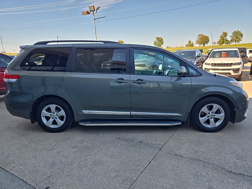 Used 2013 Toyota Sienna LE FWD image 37
