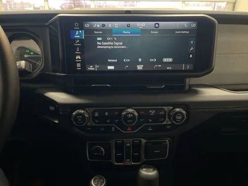 Used 2025 Jeep Wrangler Unlimited Sahara image 24