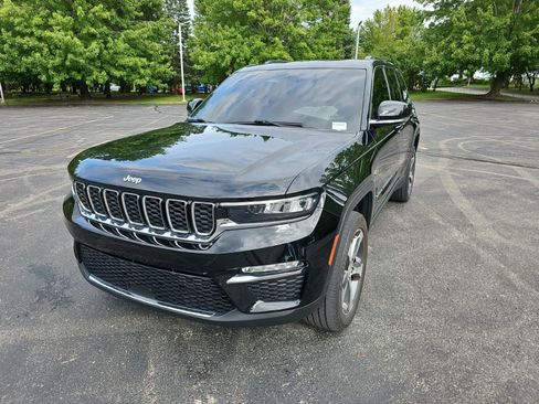 Used 2023 Jeep Grand Cherokee Limited AWD/4WD image 2