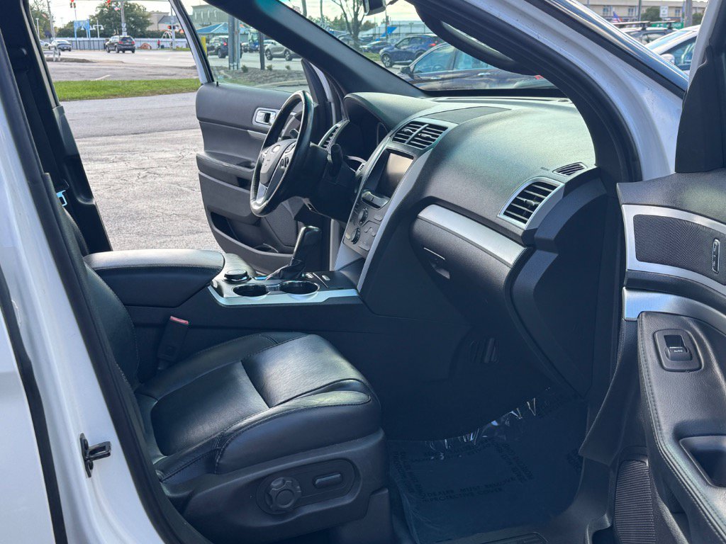 Used 2015 Ford Explorer XLT w/ Equipment Group 202B AWD/4WD image 18
