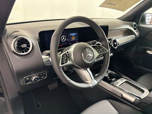 Used 2026 Mercedes-Benz GLB 250 4MATIC image 4