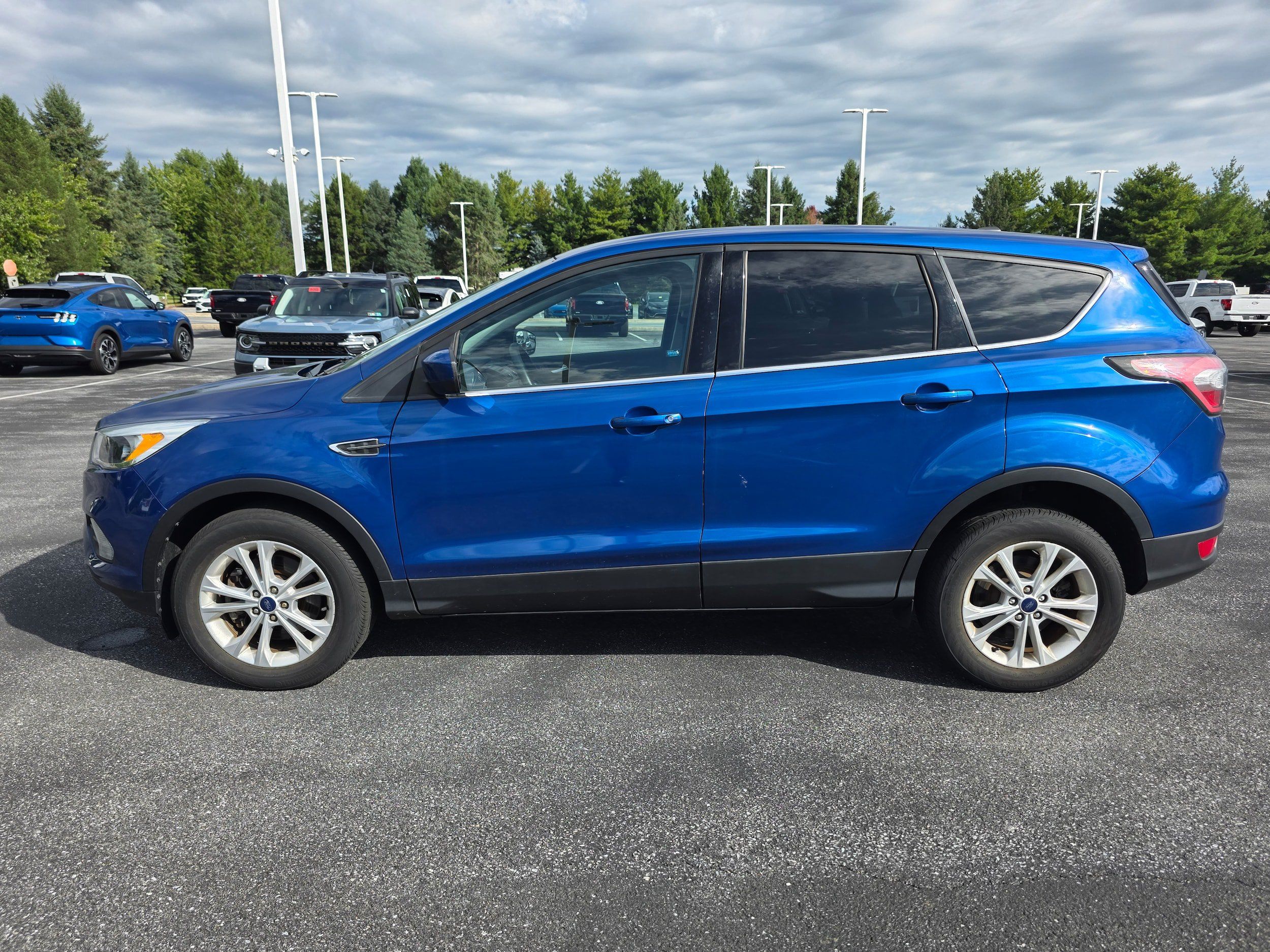 Used 2017 Ford Escape SE AWD/4WD image 2