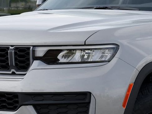 New 2026 Jeep Grand Cherokee Altitude image 10