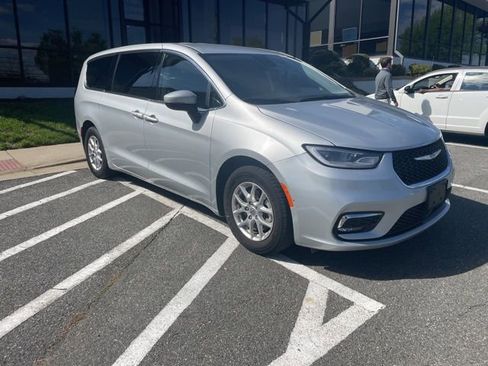 Used 2023 Chrysler Pacifica Touring-L image 5