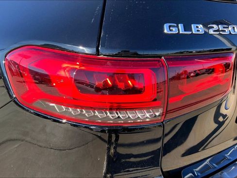 Used 2021 Mercedes-Benz GLB 250 4MATIC w/ Premium Package image 29