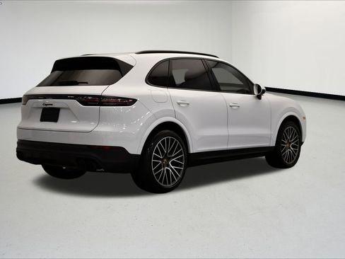 Used 2023 Porsche Cayenne Platinum Edition image 7