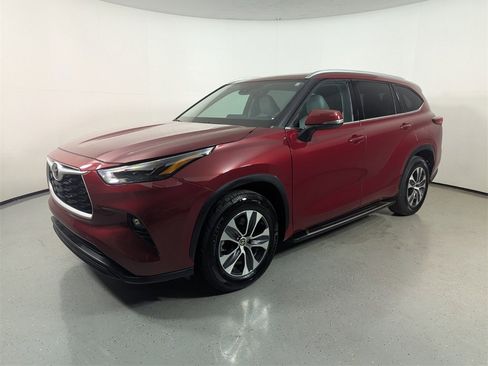 Used 2022 Toyota Highlander XLE image 3