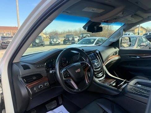Used 2017 Cadillac Escalade ESV Luxury AWD/4WD image 11