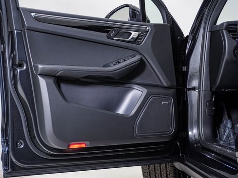 Certified 2025 Porsche Macan image 25