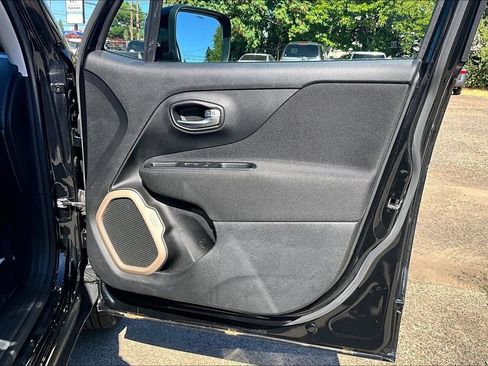 Used 2015 Jeep Renegade Latitude w/ Popular Equipment Group AWD/4WD image 23