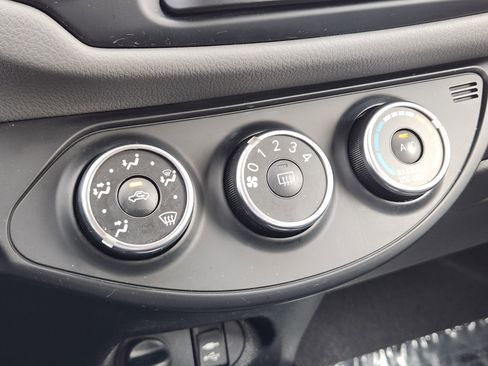 Used 2016 Toyota Yaris L image 21