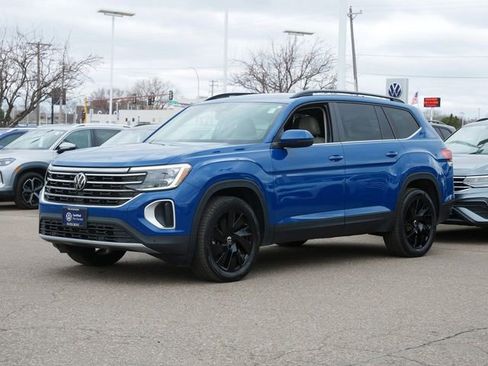 Certified 2025 Volkswagen Atlas SE w/ Panoramic Sunroof Package image 3