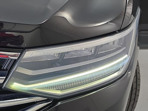 Used 2022 Volkswagen Tiguan SE w/ Panoramic Sunroof Package image 32