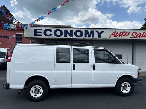 Used 2015 GMC Savana 2500 RWD image 2