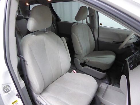 Used 2013 Toyota Sienna L image 19