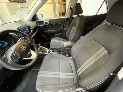 Used 2025 Hyundai Venue SEL FWD image 20