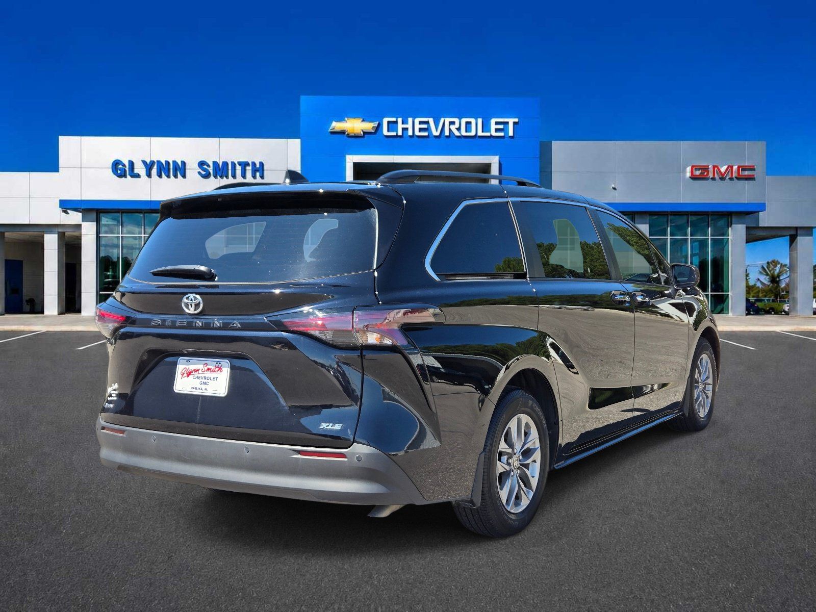 Used 2026 Toyota Sienna XLE FWD image 7