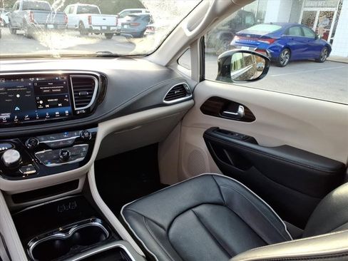 Used 2023 Chrysler Pacifica Limited image 12
