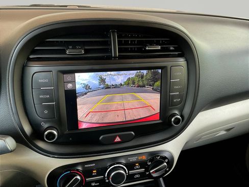 Used 2025 Kia Soul LX w/ LX Technology Package FWD image 13