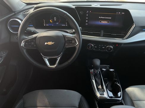 Used 2025 Chevrolet Trax LT w/ LT Convenience Package FWD image 11