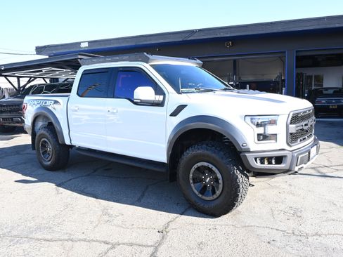Used 2017 Ford F150 Raptor w/ Equipment Group 802A Luxury AWD/4WD image 4
