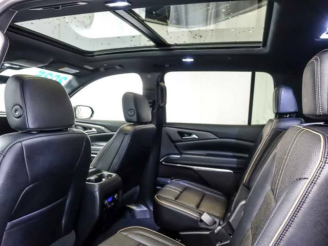 Used 2025 Chevrolet Traverse High Country FWD image 16