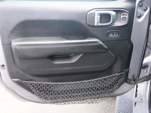 Used 2018 Jeep Wrangler Unlimited Sahara image 10