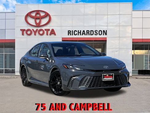 Used 2025 Toyota Camry SE image 1