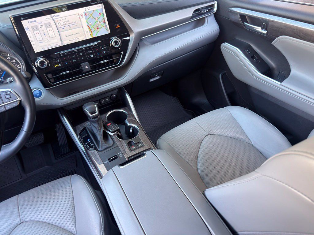 Used 2021 Toyota Highlander Limited FWD image 11