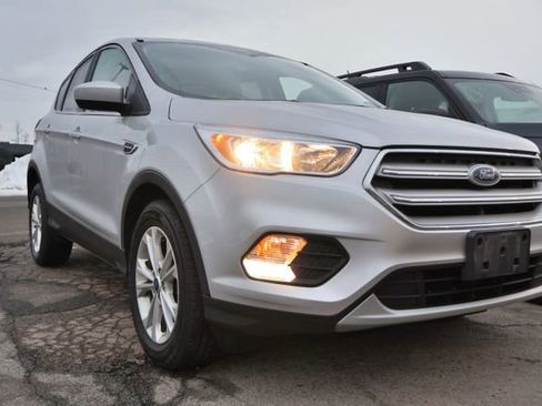 Used 2019 Ford Escape SE image 2