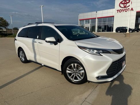 Used 2025 Toyota Sienna Limited AWD/4WD image 2