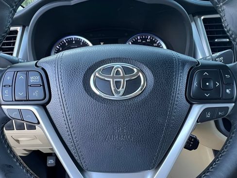 Certified 2017 Toyota Highlander XLE FWD image 19