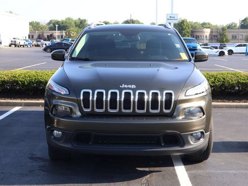 Used 2016 Jeep Cherokee Latitude w/ Cold Weather Group AWD/4WD image 2