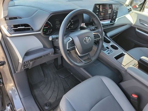 Used 2024 Toyota Sienna XLE image 4