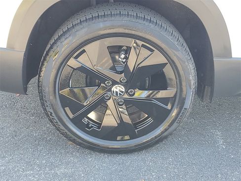 Certified 2025 Volkswagen Taos SE image 7