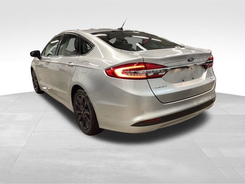 Used 2017 Ford Fusion SE w/ Fusion SE Technology Package FWD image 2
