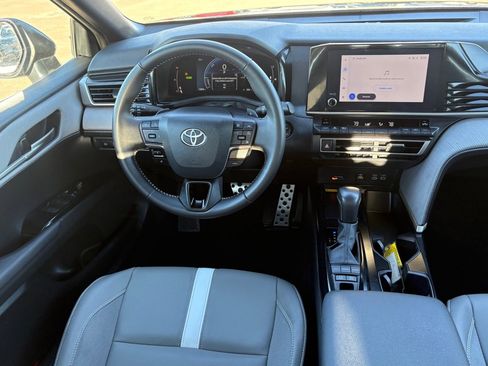 Used 2025 Toyota Camry SE image 14