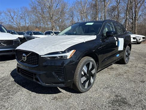 New 2025 Volvo XC60 T8 Plus w/ Climate Package image 4