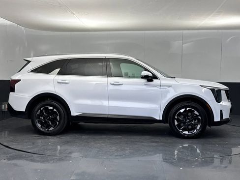 Used 2024 Kia Sorento S AWD/4WD image 2