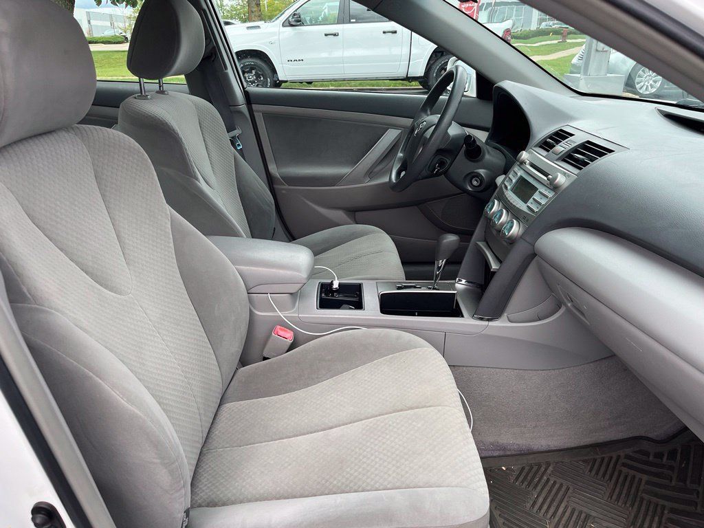 Used 2009 Toyota Camry LE FWD image 3