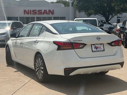 Used 2025 Nissan Altima 2.5 SV FWD image 6