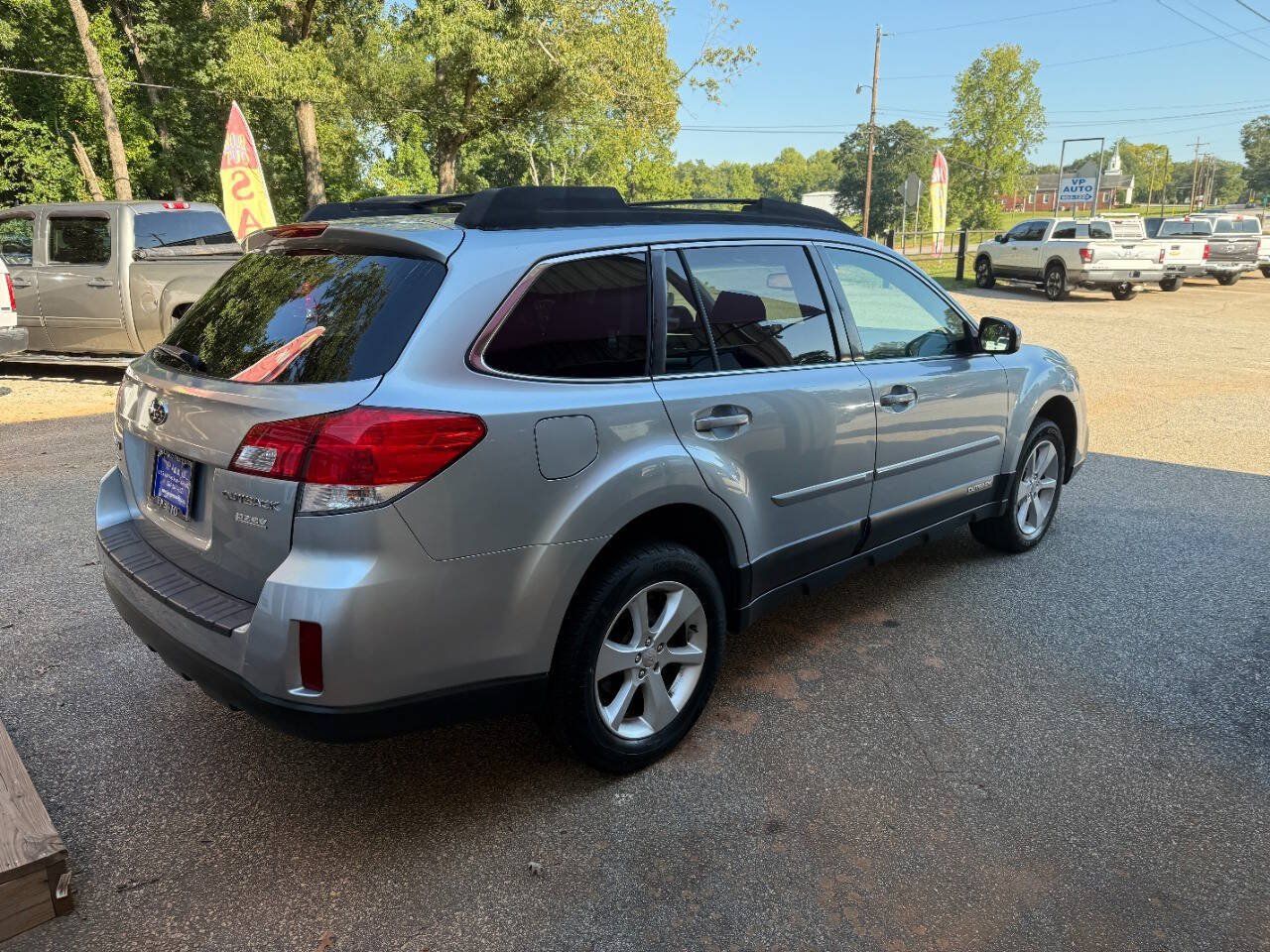 Used 2013 Subaru Outback 2.5i Premium w/ All-Weather Pkg AWD/4WD image 4